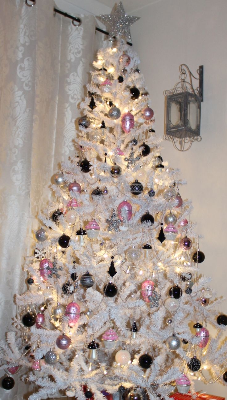 Albero Di Natale Bianco Rosa E Argento.Albero Di Natale Nero L Ultima Tendenza Dello Shabby Chic Foto