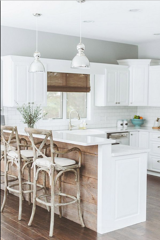 interno della cucina in stile rustico con stoviglie vintage e pareti in  legno. mobili bianchi e decorazioni in legno in un luminoso cottage al  coperto. 7467840 Stock Photo su Vecteezy